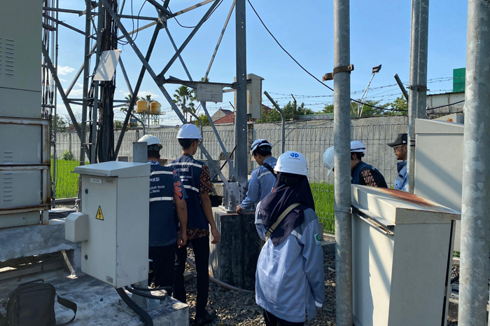 TINJAU LOKASI: Tim Dinas PUPR saat melakukan tinjauan ke tower BTS di Kabupaten Jombang.