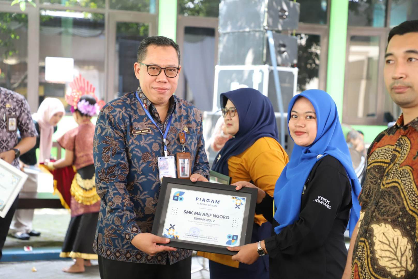 MEMBANGGAKAN: Ketua BKK SMK Ma&rsquo;arif Ngoro, Sherly Aprilia, menerima penghargaan BKK terbaik kedua se-Kabupaten Jombang 2025.