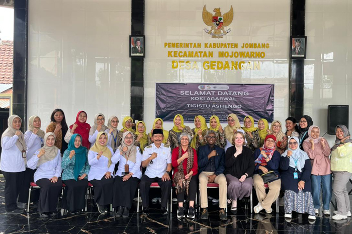 SINERGI: Kepala Desa Gedangan Sukarno bersama tim Head Quarter Jhpiego, Jhpiego Indonesia (MCGL), Dinas Kesehatan Kabupaten Jombang, Puskesmas Mojowarno, serta kader kesehatan setempat.