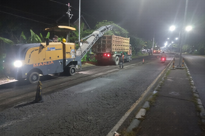DIKUPAS: Alat berat melakukan pengupasan permukaan aspal Riangroad Mojoagung, Jombang.