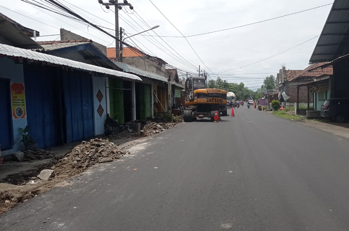 Jalan kabupaten ruas Talunkidul-Kesamben, Jombang diaspal dan dilebarkan melalui skema IJD.