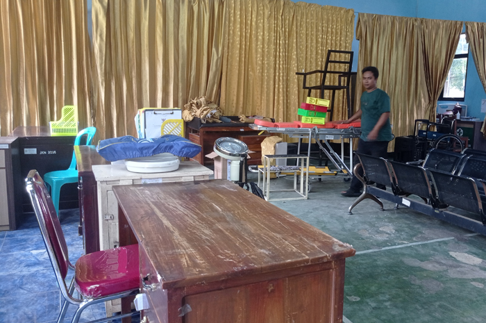 BERSIAP PINDAH: Petugas menata peralatan di Gedung Olahraga Desa Gambiran sebagai lokasi sementara pelayanan Puskesmas Gambiran, Mojoagung, Jombang.