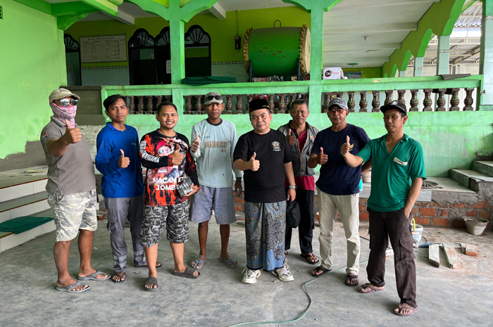 TELADAN: Wakil Ketua DPRD Jombang, HM Syarif Hidayatullah ST MMT (Gus Sentot), meninjau rehab Masjid Thoriqul Jannah, Dusun Segunung, Desa Jombok, Kecamatan Kesamben, Jombang (28/2).