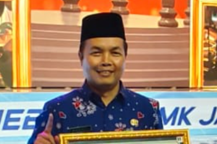 H Kaseri SPd MM MPd, Waka Kurikulum SMAN 1 Jombang, Fasilitator Pembelajaran Mendalam Kemendikdasmen RI, Sekjen MGMP Matematika Provinsi Jawa Timur.