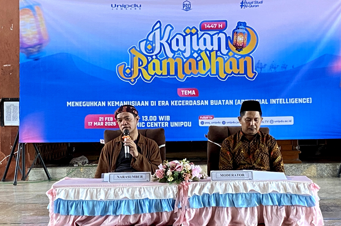 TELADAN: Pembina Yayasan Pesantren Tinggi Darul Ulum, Jombang,  KH M Zainul Ibad SAg saat menjadi narasumber, Senin (2/3).