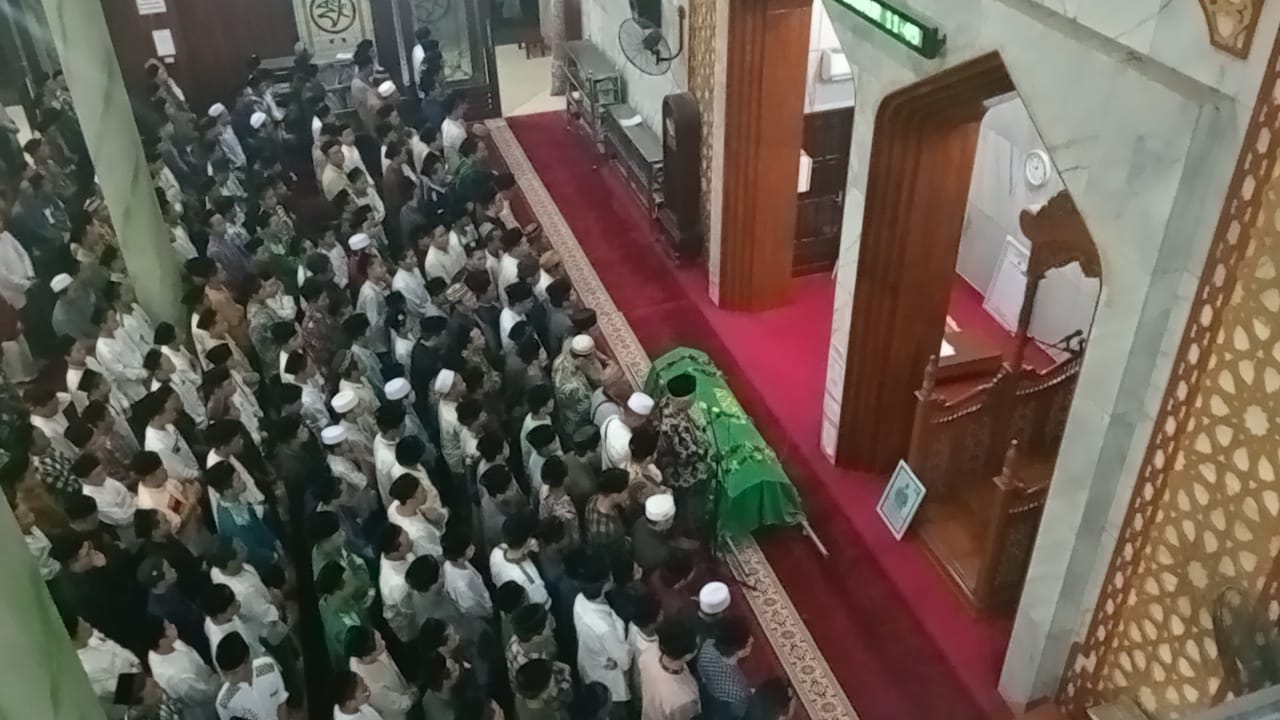 ANTAR KE PUSARA: Ribuan peziarah memadati kawasan Pondok Pesantren Mambaul Maarif Denanyar, Kecamatan Jombang, Minggu (1/3) malam.