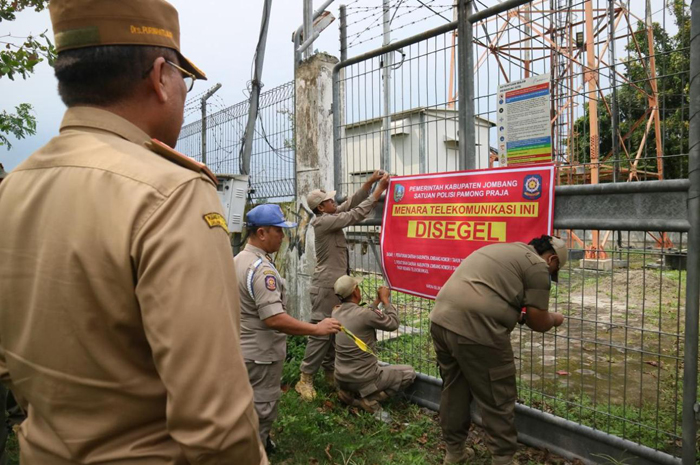 Satpol PP Jombang bersama tim gabungan pemkab melakukan penyegelan tower BTS ilegal di Desa/Kecamatan Peterongan, Senin (2/3). (Anggi Fridianto/Radar Jombang)