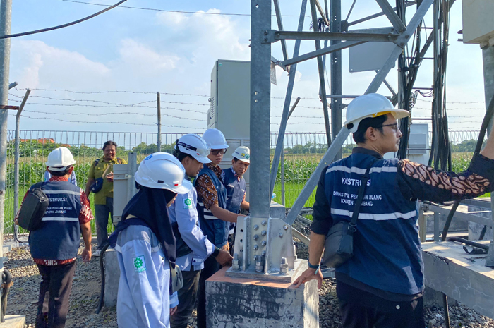 TINJAU LOKASI: Tim Dinas PUPR saat melakukan tinjauan ke tower base transceiver station (BTS) September 2025 di Kabupaten Jombang.