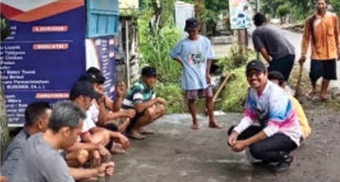 GIAT BERSAMA WARGA: Kepala Desa Bandung Anang Fauzi membaur bersama warga masyarakat setempat saat kegiatan kerja bakti menjelang bulan suci Ramadan.