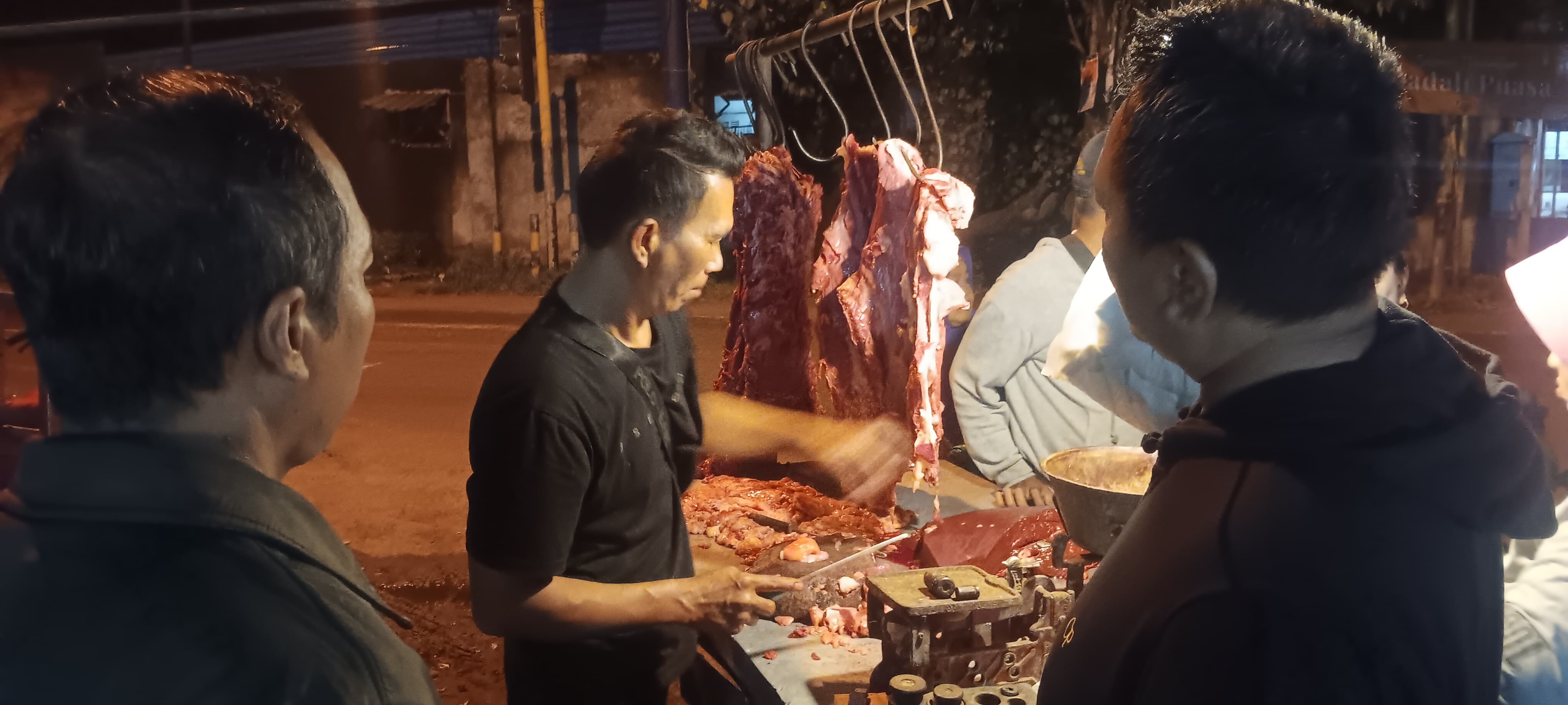 BAHAYA: Dinas Peternakan Jombang melakukan sidak ke pedagang daging sapi diduga gelonggongan.