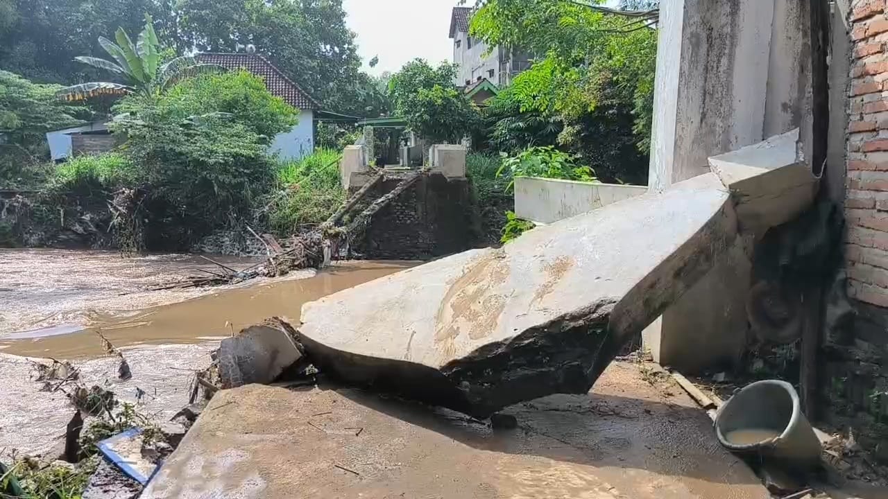 Jembatan di Desa Wringinpitu Mojowarno Jombang yang putus diterjang air sungai