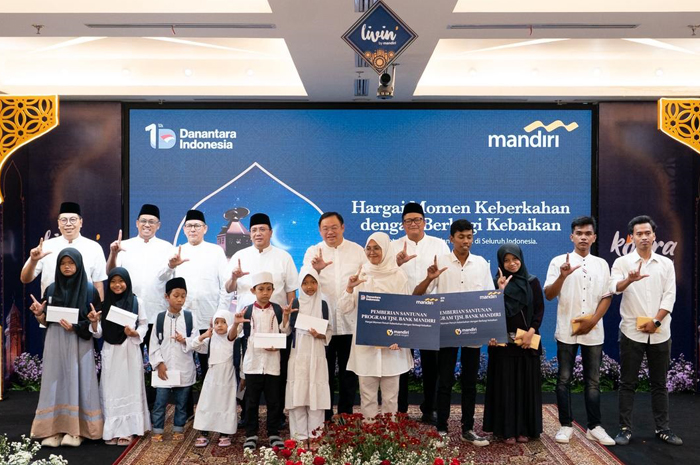 Jajaran direksi dan manajemen Bank Mandiri menggelar Buka Puasa Bersama dan Santunan Anak Yatim, (28/2). 