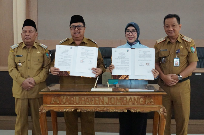 Bupati Jombang Warsubi didampingi Wabup Salman bersama Kepala Kejaksaan Negeri Jombang, Dyah Ambarwati menandatangani MoU di Ruang Swagata Pendopo Kabupaten Jombang, Selasa (3/3) pagi.