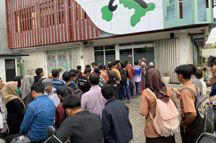 Antrean warga di Mal Pelayanan Publik (MPP) Jombang Jalan Gus Dur mengular hampir setiap pagi. 
