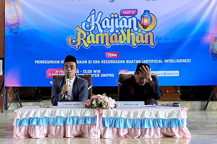 : Pengasuh Asrama Al Falah Darul Ulum Rejoso, KH M Dzul Hilmi As&rsquo;ad MPd, saat mengisi materi, Selasa (3/3).