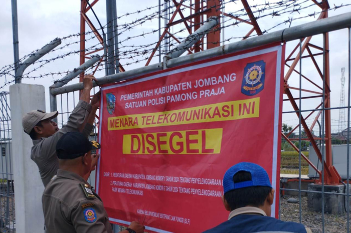 Tim gabungan Pemkab Jombang melakukan penyegelan tower BTS di sejumlah titik kemarin (3/3).