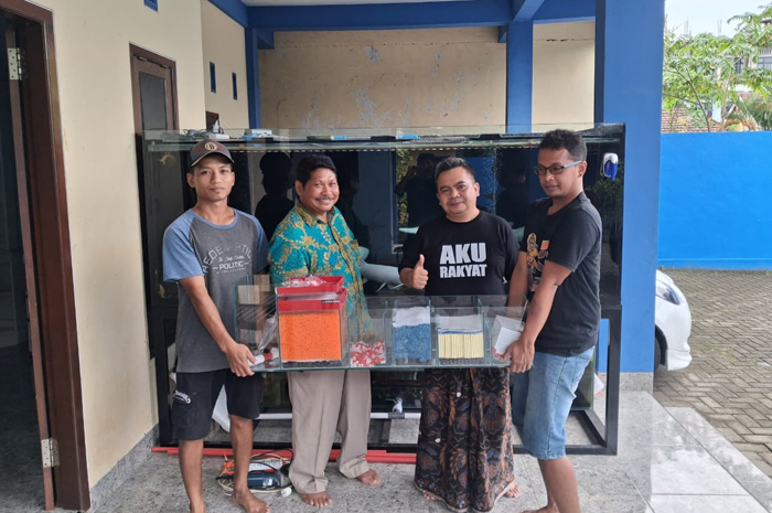 Wakil Ketua DPRD Jombang, HM Syarif Hidayatullah ST MMT (Gus Sentot), saat membeli akuarium dari Aquarium Jombang.