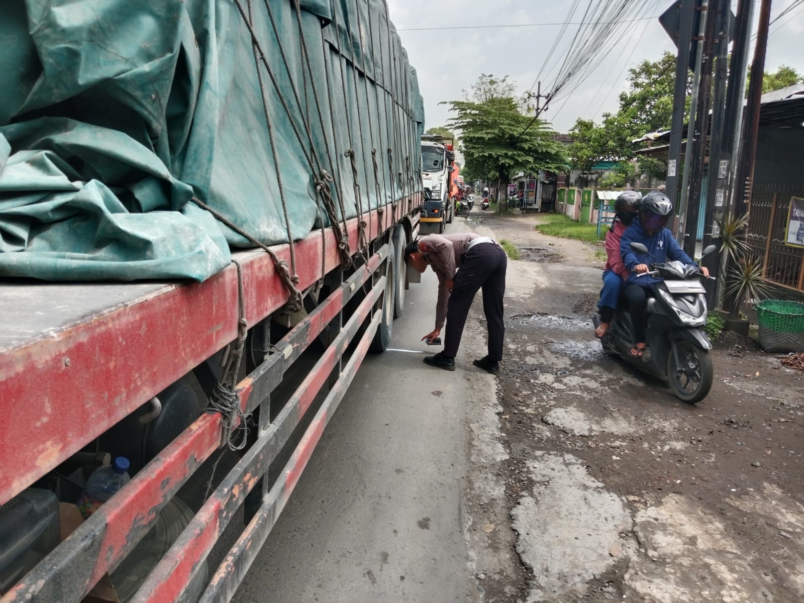 Polisi melakukan olah kejadian perkara di tempat lakalantas di Tanbakberas Jombang