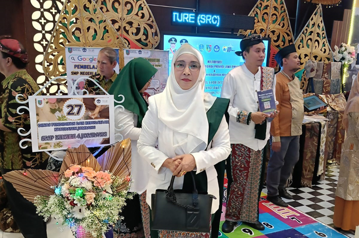 Emi Nurwahyuningsih SPd MPd, Waka Humas SMAN Mojoagung