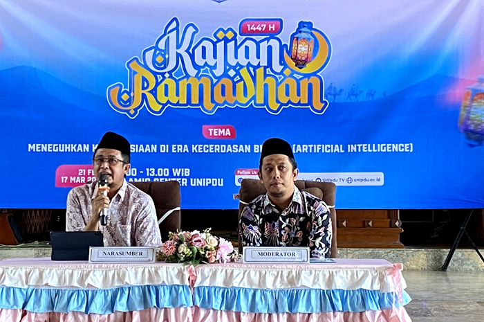 GAMBLANG: Kaprodi Pascasarjana Unipdu Jombang, Dr H Nasruddin MKes, saat menjadi pemateri Kajian Ramadan, (4/3).