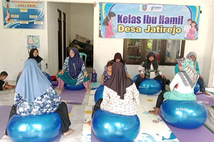 PEDULI SEJAK DINI: Kepala Desa Jatirejo Arifah bersama narasumber dan peserta kelas ibu hamil di kantor Desa Jatirejo, Diwek, Jombang, Jumat (20/2).