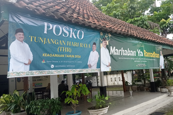 SIAGA: Pegawai Disnaker Jombang berjaga di Posko Pengaduan THR Kegamaan 2026.