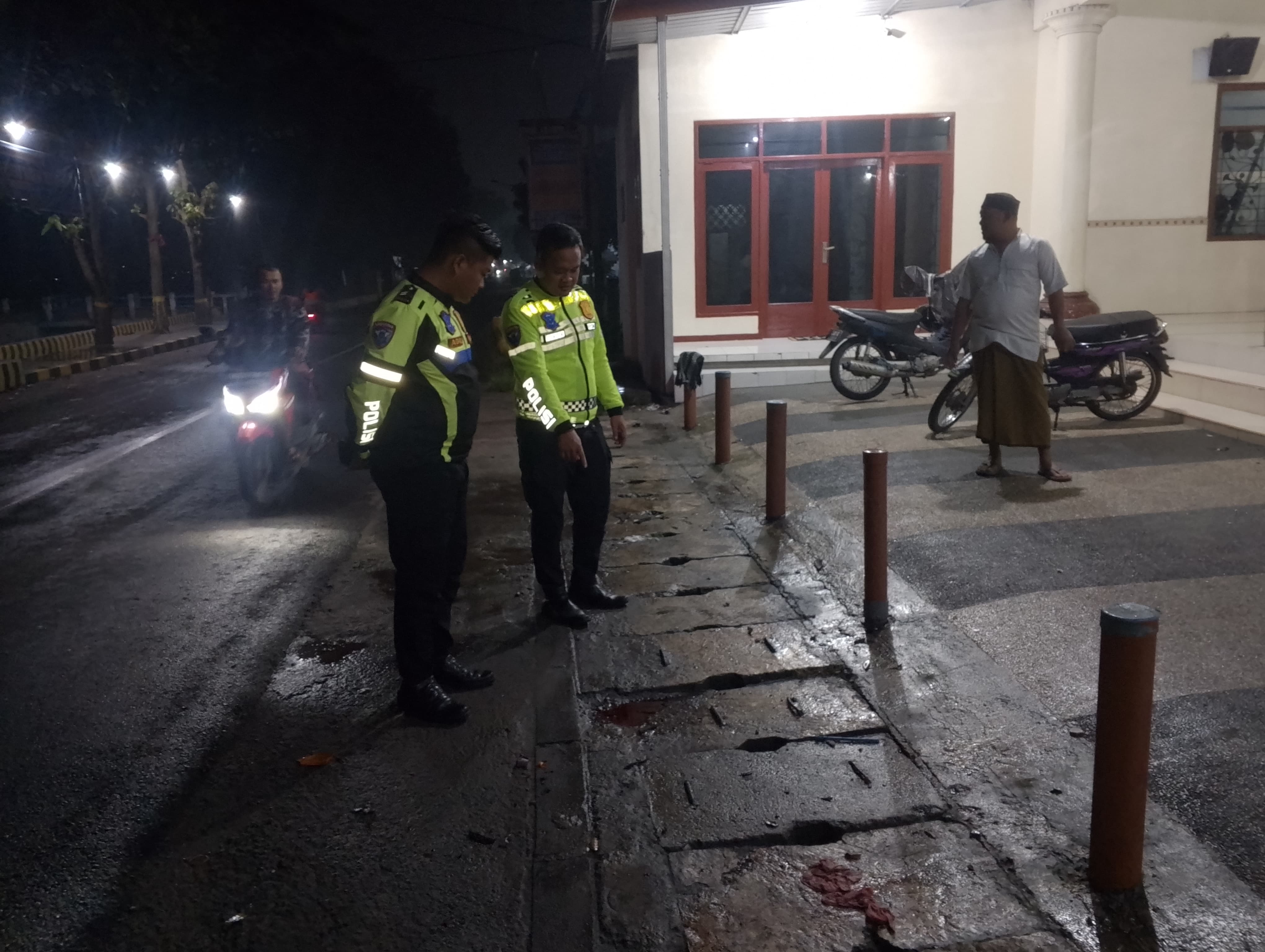 Kecelakaan tunggal merenggut nyawa seorang pemuda di Jalan Raya Sumobito&ndash;Mojoagung, Desa/Kecamatan Sumobito, Jombang, Rabu (4/3) dini hari