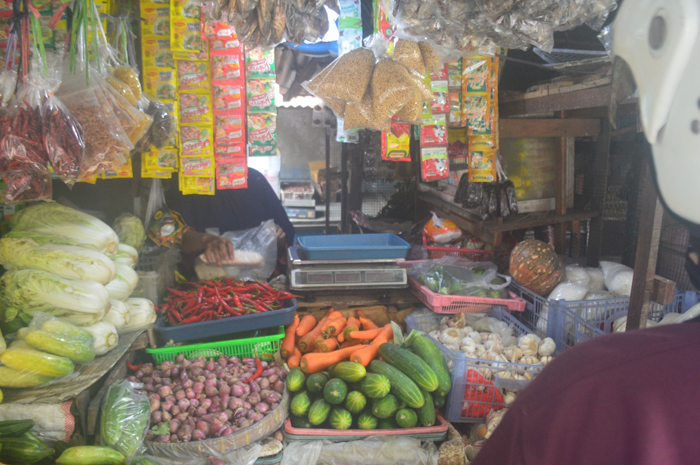 Pedagang di PCN Jombang menjual dagangannya.