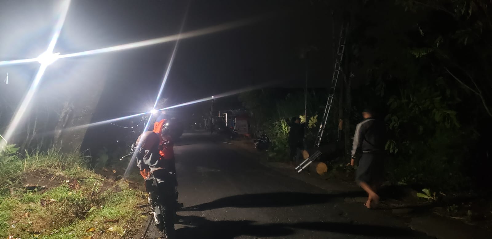 PICU PEMADAMAN: Sebuah tiang listrih roboh usai diterjang angin kencang wilayah Kecamatan Bareng, Jombang, Rabu (4/3) sore.