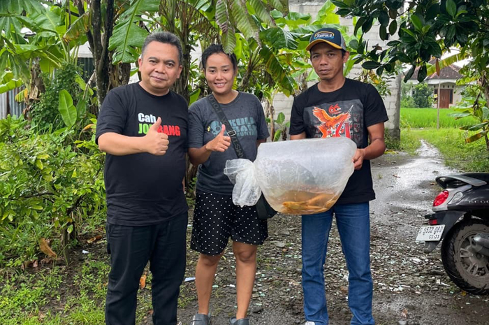 TELADAN: Wakil Ketua DPRD Jombang, HM Syarif Hidayatullah ST MMT (Gus Sentot), saat belanja ikan di Rumah Ikan Jombang di Geneng Jombang.