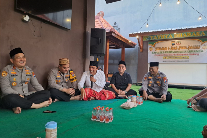 TELADAN: Wakil Ketua DPRD Jombang, HM Syarif Hidayatullah ST MMT (Gus Sentot), bersama Asparagus saat buka bersama Kapolres AKBP Ardi Kurniawan, Kamis (5/3). 