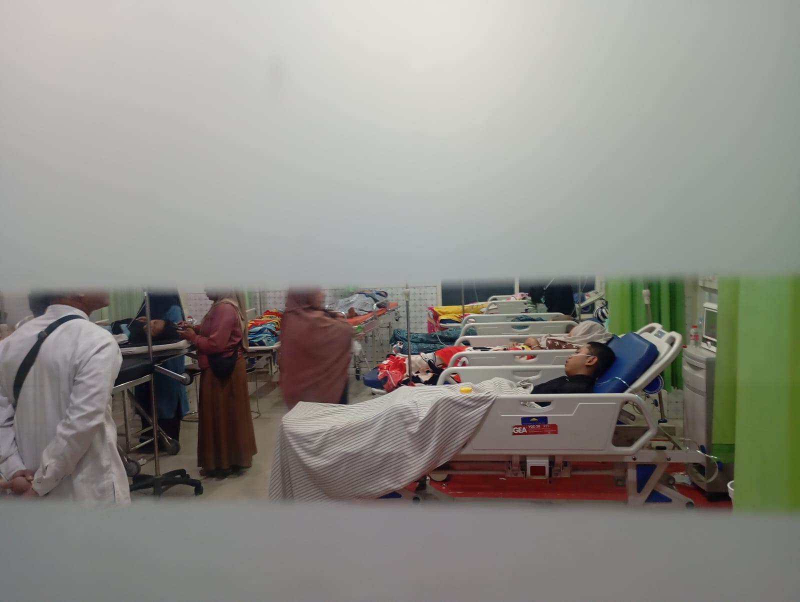 DIRAWAR INTENSIF: Puluhan santri Pondok Pesantren (Ponpes) Sholawat Darut Taubah, Desa Betek, Kecamatan Mojoagung, diduga mengalami keracunan usai berbuka puasa, Kamis (5/3). 