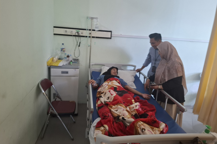 DIRAWAT INTENSIF: Puluhan santri Pondok Pesantren (Ponpes) Sholawat Darut Taubah, Desa Betek, Kecamatan Mojoagung, Jombang diduga mengalami keracunan usai berbuka puasa, Kamis (5/3).