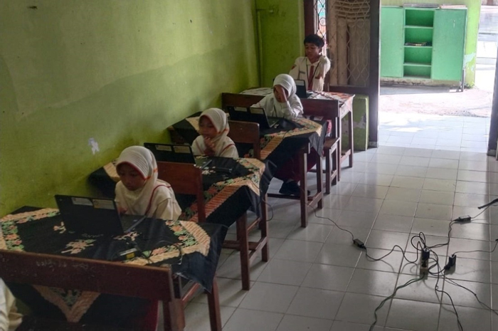 FOKUS: Siswa SDN Sepanyul Kecamatan Gudo, Jombang saat mengerjakan ANBK, (24/9).