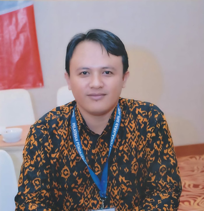 TELADAN: Muhammad Luth Zakky guru MAN 7 Jombang.