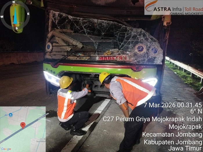 Kecelakaan lalu lintas dengan korban jiwa terjadi di ruas Tol Jombang&ndash;Mojokerto KM 684+300 jalur B, masuk Desa Mojokrapak, Tembelang, Jombang Jumat (6/3) malam.