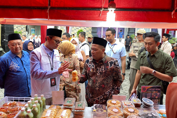 DUKUNG UMKM: Pimpinan Bank Jatim Cabang Jombang Hanif Julhamsyah mendampingi Wabup Jombang Salmamudin Yazid saat meninjau stan UMKM.