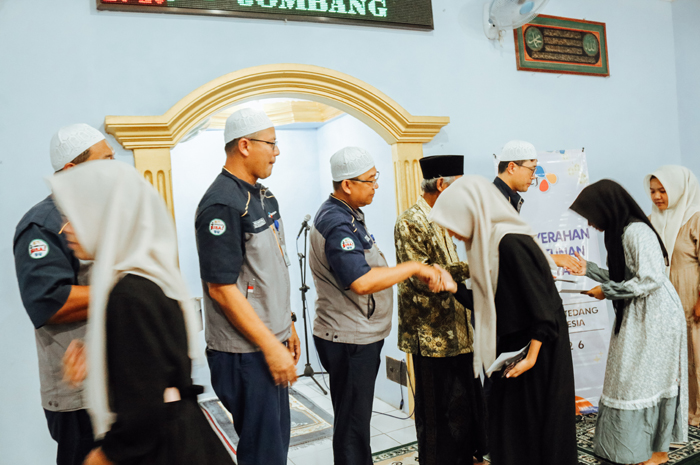 PEDULI: Vice President PT CJI, Yoo Kungmin, bersama Associate Director, Beny Effendy, saat memberikan santunan kepada anak yatim di Yayasan Darul Muslimin, Dusun Lengkong, Desa Jatigedong, Jumat (6/3)