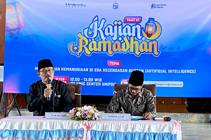 TELADAN: Ketua Senat Unipdu Jombang, Prof Dr KH Ahmad Zahro MA saat menjadi narasumber kajian Ramadan, Minggu (8/3).