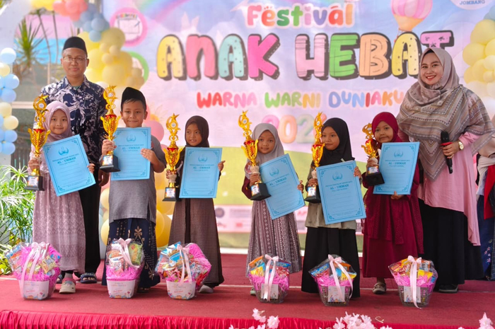 BERPRESTASI: Para juara lomba Festival Anak Hebat (FAH) SDIT Al Ummah, Jombang, Sabtu (14/2).