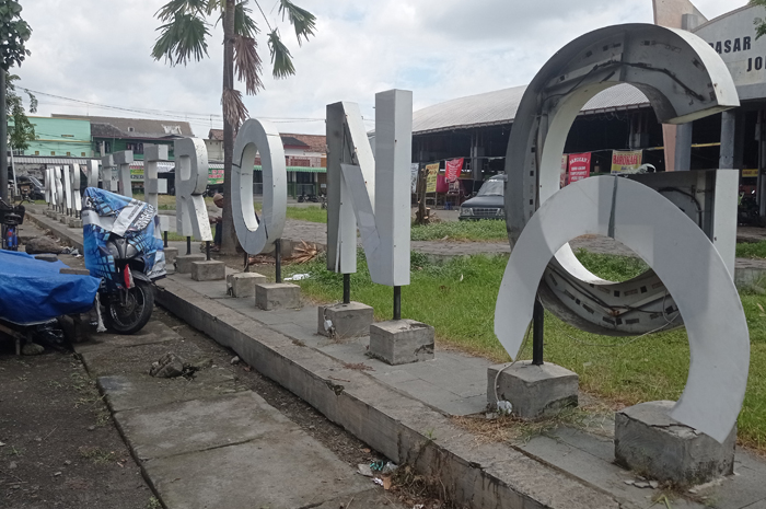 RUSAK: Kondisi neon box Pasar Peterongan, Jombang yang pecah diikat tali rafia.