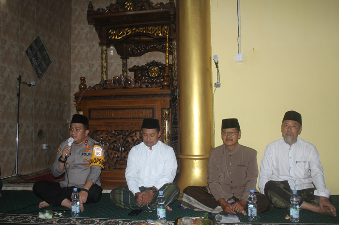 TEGAS: Kapolres AKBP Ardi Kurniawan saat ngaji pada peringatan Nuzulul Quran di Masjid Al-Hidayah Dusun Wonokerto Utara, Desa/Kecamatan Peterongan, Jombang, Jumat (6/3).