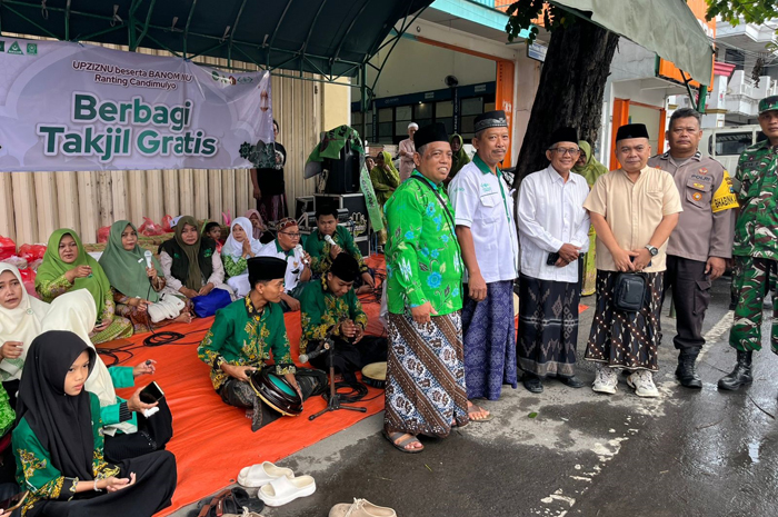 TELADAN: Wakil Ketua DPRD Jombang, HM Syarif Hidayatullah ST MMT (Gus Sentot), saat menghadiri pembagian takjil di Jalan Gus Dur yang digelar Upzis NU Candimulyo, Sabtu (7/3).