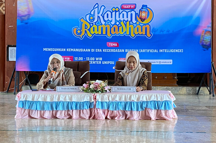 TELADAN: Dekan fakultas bisnis bahasa dan pendidikan Unipdu Jombang Dr. Wiwik Maryati SSos MSM saat menyampaikan materi.