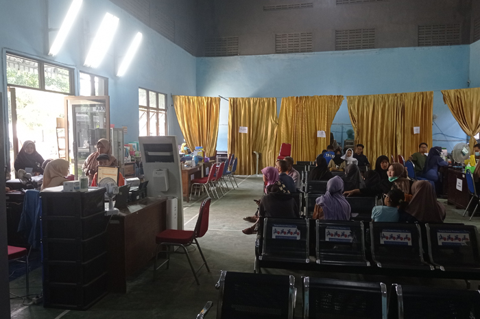 RAMAI: Pasien antre di pelayanan sementara Puskesmas Gambiran di Gedung Olahraga Desa Gambiran, Mojoagung, Jombang.