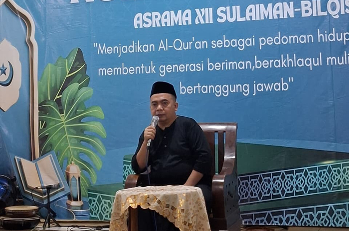 TELADAN: Wakil Ketua DPRD Jombang, HM Syarif Hidayatullah ST MMT (Gus Sentot), saat mengisi peringatan Nuzulul Quran di Asrama Sulaiman Bilqis dan Bilqis 2 PP Darul Ulum Rejoso, Jombang, Sabtu (7/3}.