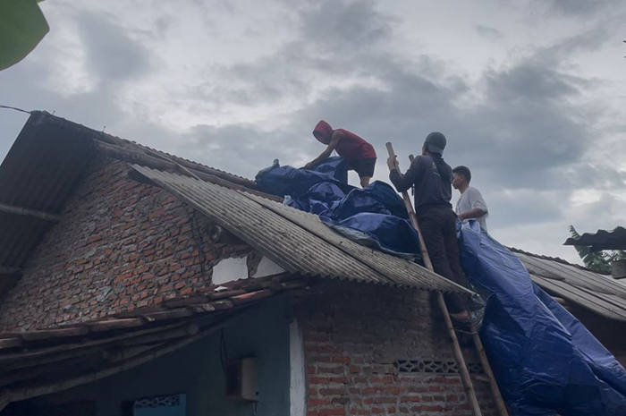Hujan disertai angin kencang menerjang Desa Ngumpul, Kecamatan Jogoroto, Jombang, Minggu (8/3) siang.