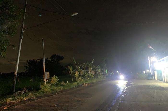 BIKIN GELAP: Kondisi PJU di Desa Tebel, Kecamatan Bareng, Jombang yang padam, (8/3).