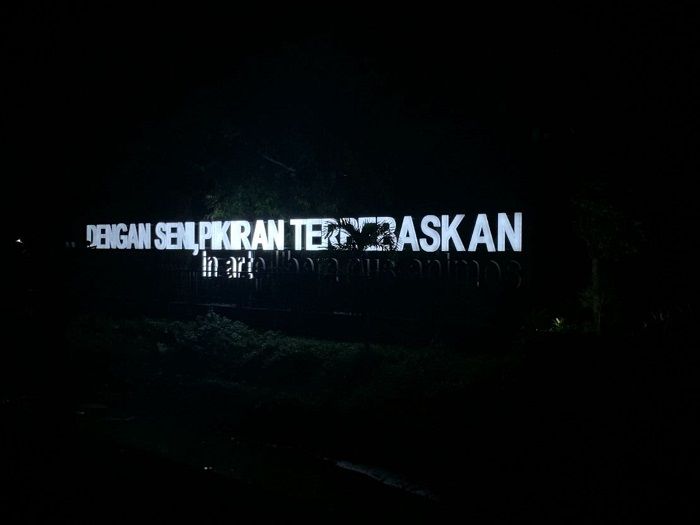 Kondisi neon box Jebatan Gedung Kesenian Jombang yang mati 