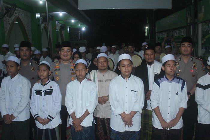 Kapolres AKBP Ardi Kurniawan bersama para santri penerima bantuan sosial, Senin (9/3).